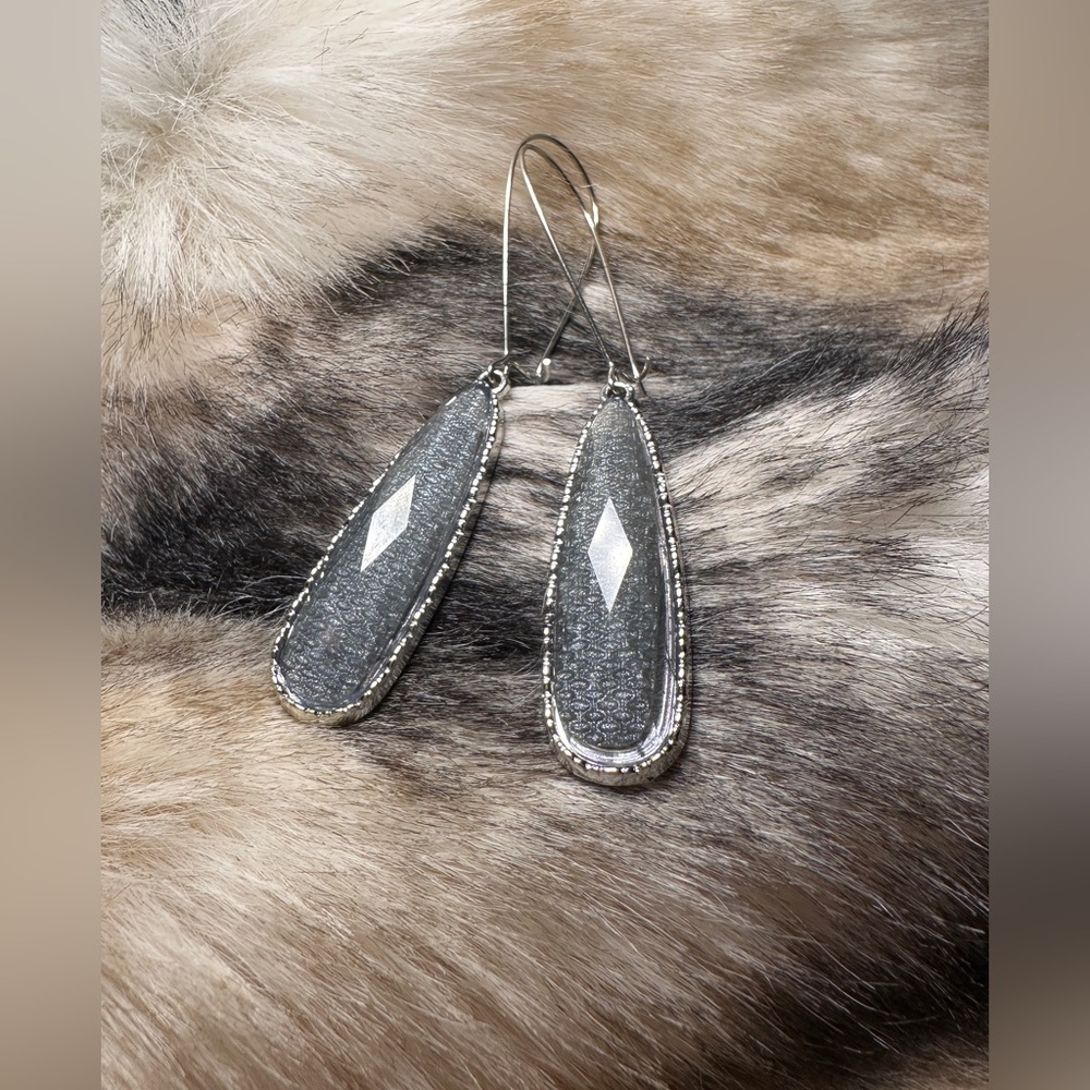 NWT Bijou Silver Tone Diamond Cut Teardrop Resin Dangle Earrings